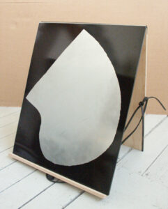 Cinq Pains, 2009 Coffret-lutrin en bois de bouleau, comprenant 5 sérigraphies sur zinc brossé, inspirées de pictogrammes de pains égyptiens. Format : 50 x 40 cm. 15 exemplaires.
