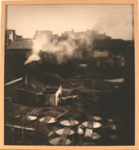 Tannerie, 2006 Sérigraphie originale sur verre sur un tirage photo Noir et Blanc épreuve réalisée à partir de la photo d’une tannerie des environs de Limoges vers 1880. 5 exemplaires, format encadré 68/74 cm.