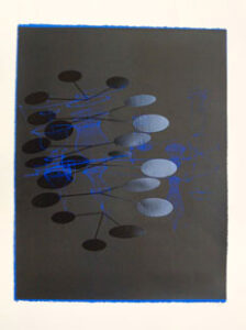 Objets de silence Le prinicipe consiste en une forme initiale imprimée en sérigraphie (une forme-bruit), que l’artiste complète par des éléments collés organisés selon un processus aléatoire d’écho. Sérigraphies sur papier avec collages de fils d’argent ou d’or, du mica et de l’aquarelle. 14 variations toutes uniques. Format : 120 x 60 cm.
